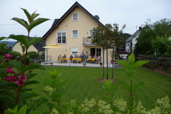 weinprobe-im-garten-wein-und-gastehaus-genetsch-lieser